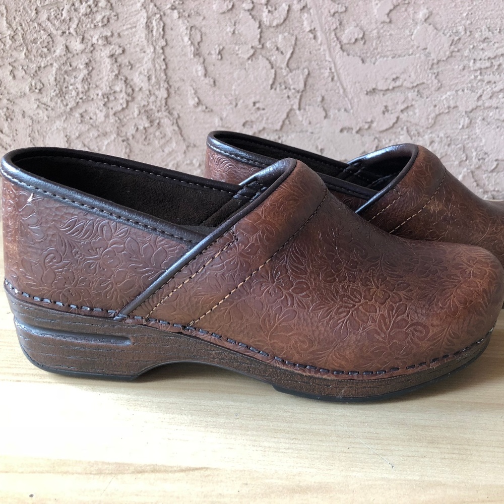 Dansko Pro XP Brown Embossed Clogs, size 38
